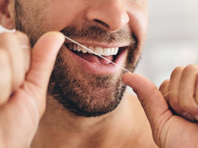 El uso del hilo dental: ¿por qué es tan importante y cómo se debe utilizar?